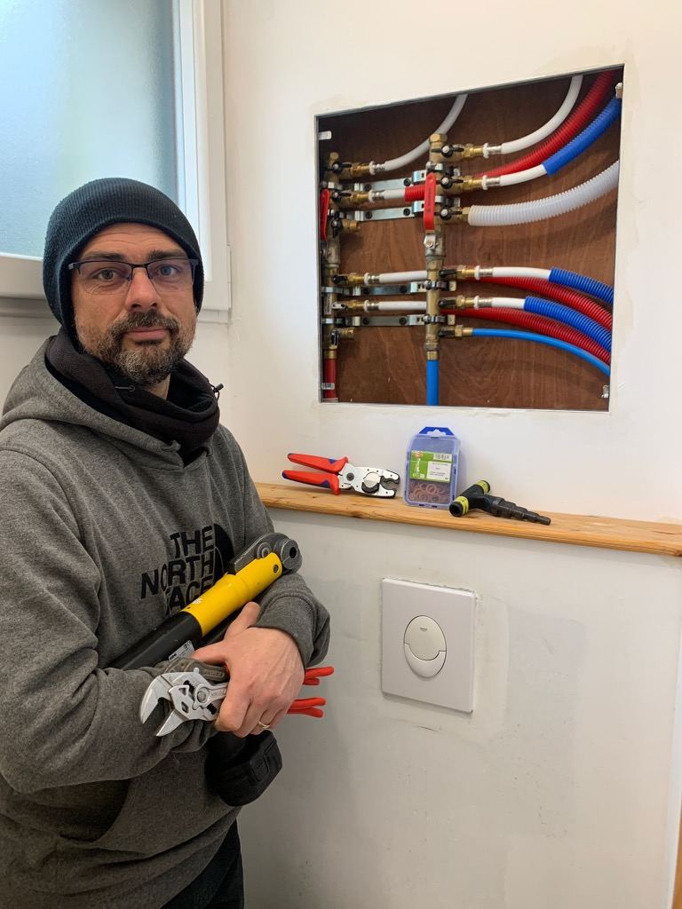 Portrait de Mathieu D, artisan plombier, sur un chantier